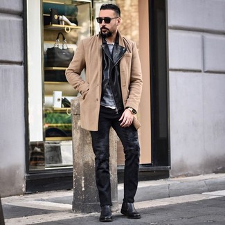 Как носить черную кожаную косуху с черными рваными джинсами мужчине