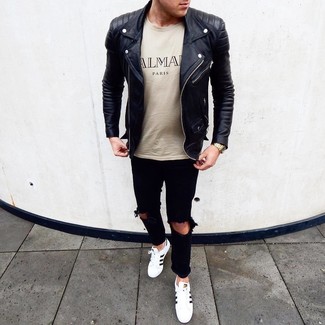 Как носить черную кожаную косуху с черными рваными джинсами мужчине