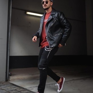 Как носить черную кожаную косуху с черными рваными джинсами мужчине