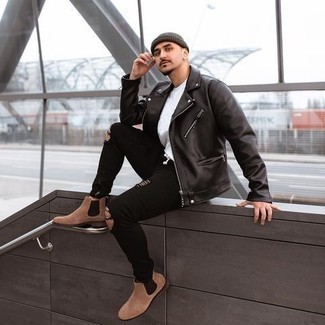 Как носить черную кожаную косуху с черными рваными джинсами мужчине