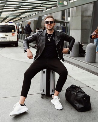 Как носить черную кожаную косуху с черными спортивными штанами мужчине