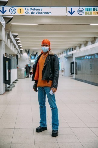 Как носить черную кожаную косуху с синими джинсами мужчине