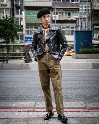 Как носить черную кожаную косуху с коричневыми брюками чинос