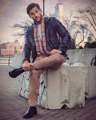 Как носить черную кожаную косуху с коричневыми джинсами мужчине