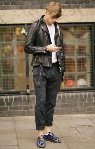 Как носить черную кожаную косуху с темно-серыми брюками чинос в клетку
