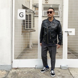 Как носить черную кожаную косуху с темно-серыми брюками чинос