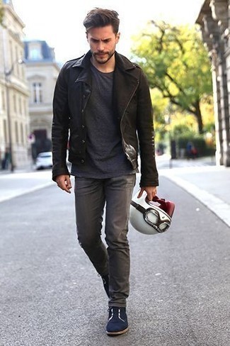 Как носить черную кожаную косуху с темно-серыми джинсами мужчине
