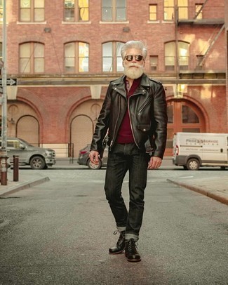 Как носить черную кожаную косуху с темно-серыми джинсами мужчине