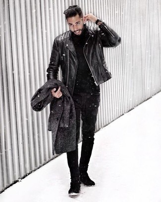 Как носить черную кожаную косуху с темно-серым длинным пальто