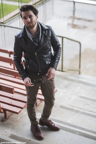 Как носить черную кожаную косуху с серым кардиганом мужчине