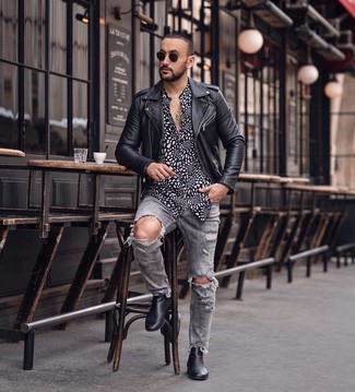 Как носить черную кожаную косуху с серыми джинсами мужчине