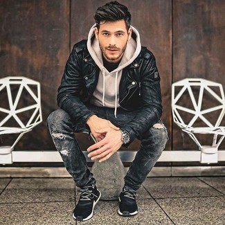 Как носить черную кожаную косуху с серыми джинсами мужчине