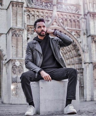 Как носить черную кожаную косуху с серыми джинсами мужчине