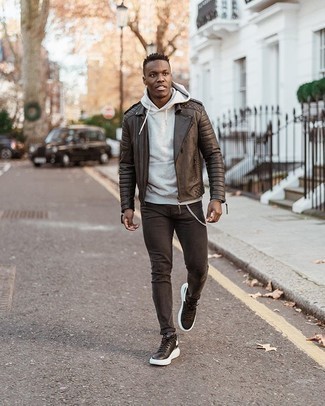 Как носить черную кожаную косуху с серыми джинсами мужчине