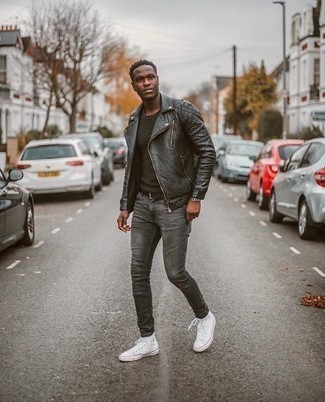 Как носить черную кожаную косуху с серыми джинсами мужчине