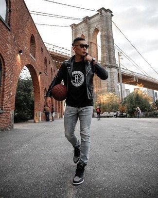 Как носить черную кожаную косуху с серыми джинсами мужчине