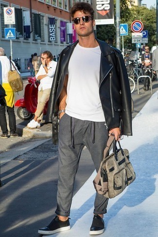 Как носить черную кожаную косуху с серыми шерстяными брюками чинос