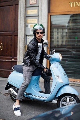 Как носить черную кожаную косуху с серыми шерстяными брюками чинос