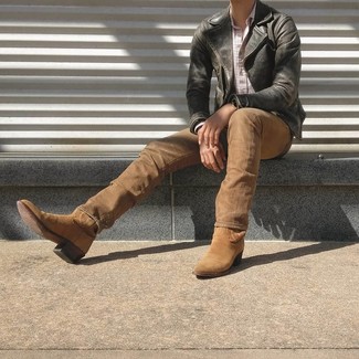 Как носить черную кожаную косуху с светло-коричневыми джинсами мужчине