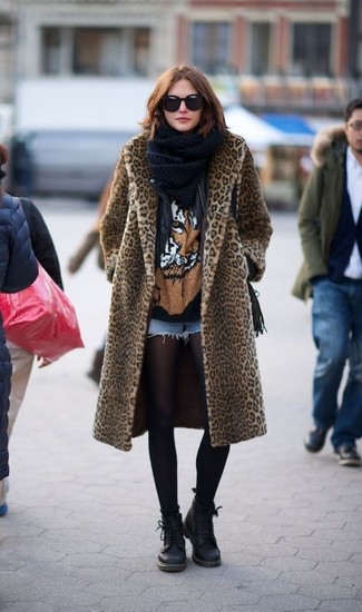 Как носить черную кожаную косуху с голубыми джинсовыми шортами женщине