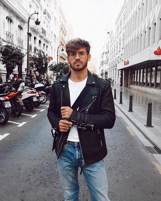 Как носить черную кожаную косуху с голубыми джинсами мужчине