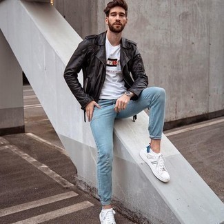 Как носить черную кожаную косуху с голубыми джинсами мужчине