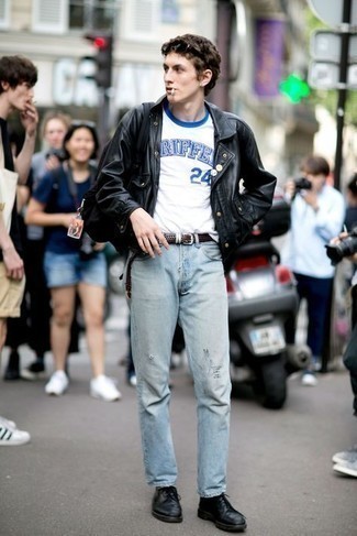 Как носить черную кожаную косуху с голубыми джинсами мужчине