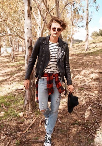 Как носить черную кожаную косуху с голубыми джинсами мужчине