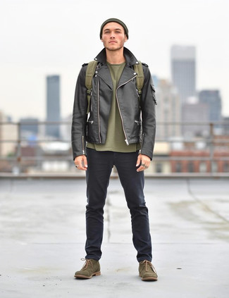 Как носить черную кожаную косуху с темно-синими брюками чинос