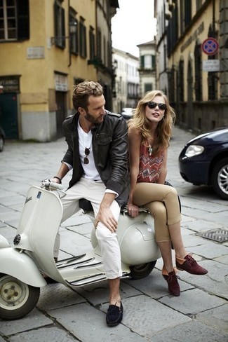 Как носить черную кожаную косуху с белыми брюками чинос