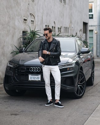 Как носить черную кожаную косуху с белыми джинсами мужчине