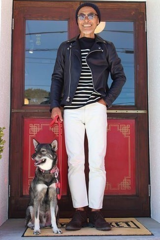 Как носить черную кожаную косуху с белыми джинсами мужчине