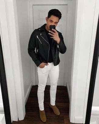 Как носить черную кожаную косуху с белыми джинсами мужчине