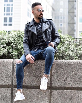 Как носить черную кожаную косуху с белыми низкими кедами мужчине