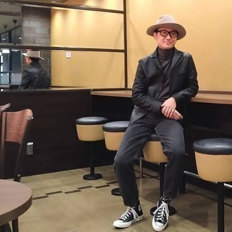 Как носить черный кожаный пиджак с черными джинсами мужчине