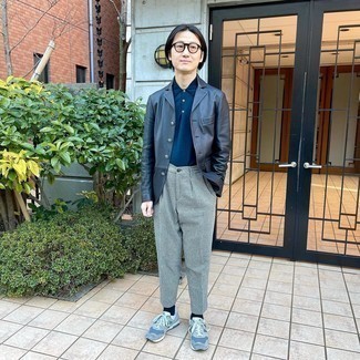 Как носить черный кожаный пиджак с серыми брюками чинос с узором "гусиные лапки"