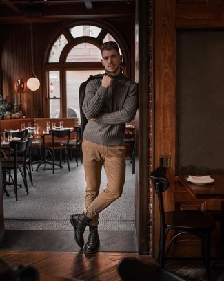 Как носить черный кожаный бомбер с бежевыми брюками чинос