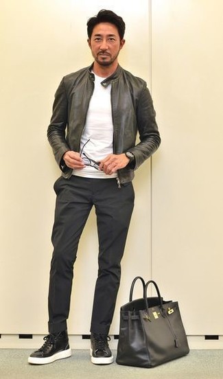 Как носить черный кожаный бомбер с черными брюками чинос