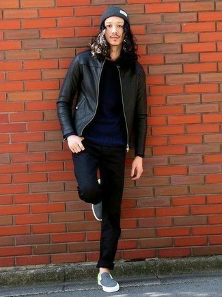 Как носить черный кожаный бомбер с черными брюками чинос