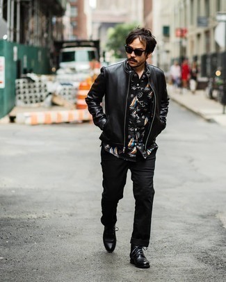 Как носить черный кожаный бомбер с черными брюками чинос