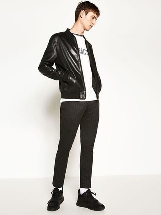 Как носить черный кожаный бомбер с черными брюками чинос