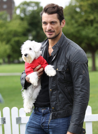 Как носить черный кожаный бомбер с черным свитером с круглым вырезом мужчине