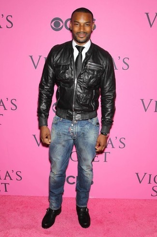 Как носить черный кожаный бомбер с черными кожаными монками