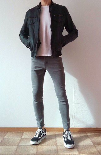 Как носить черный кожаный бомбер с черными низкими кедами мужчине