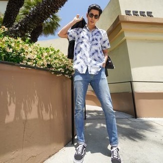 Как носить черный кожаный бомбер с черными низкими кедами мужчине