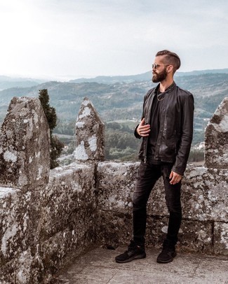 Как носить черный кожаный бомбер с черными рваными джинсами мужчине