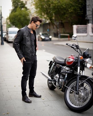 Как носить черный кожаный бомбер с черными рваными джинсами мужчине