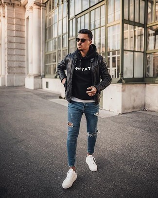 Как носить черный кожаный бомбер с синими рваными джинсами мужчине