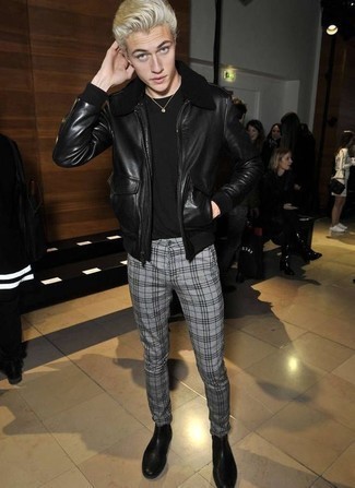 Как носить черный кожаный бомбер с темно-серыми брюками чинос