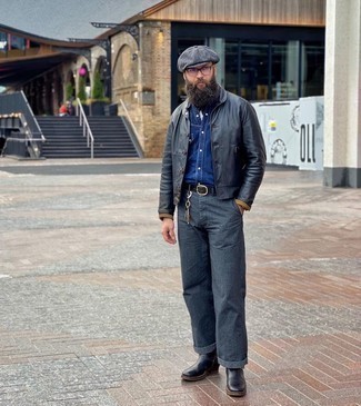 Как носить черный кожаный бомбер с темно-серыми брюками чинос